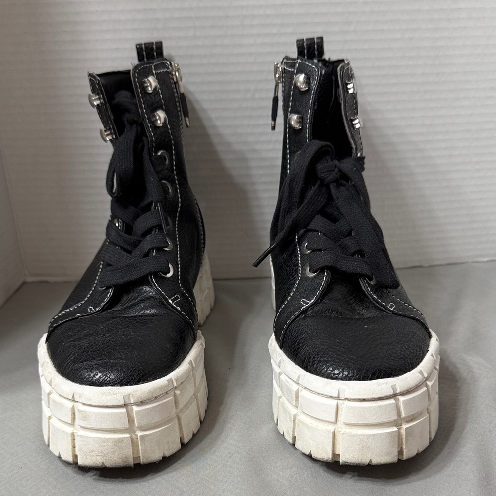 DKNY Size 8.5M Chunky Sole Platform Moto Boots Edgy Punk Preppy Lace Up Side Zip